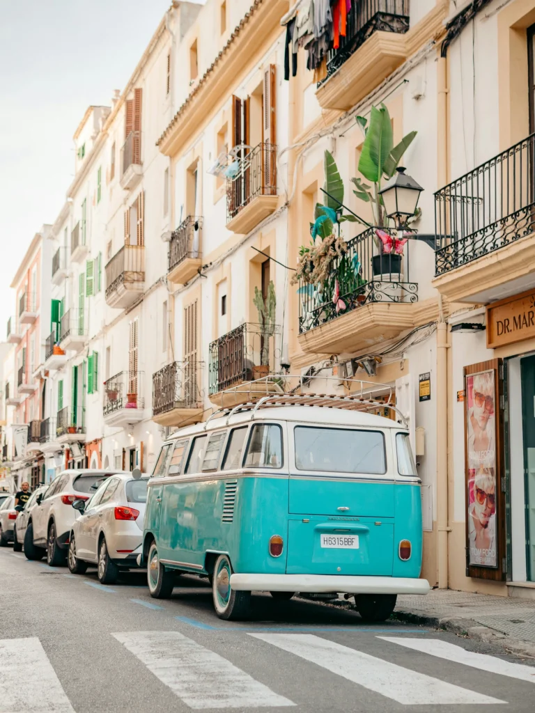 calle con autos en Ibiza