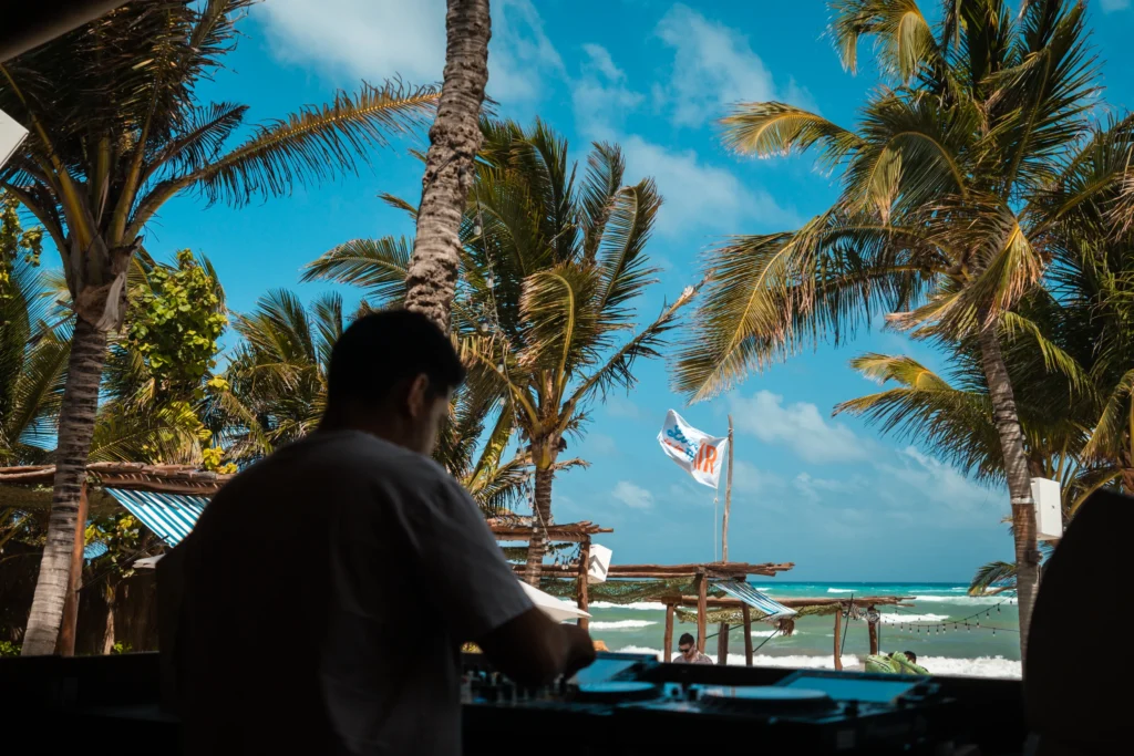 dj tocando en beach club frente el mar de tulum