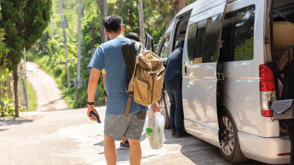 hombre bajando de una van en la riviera maya