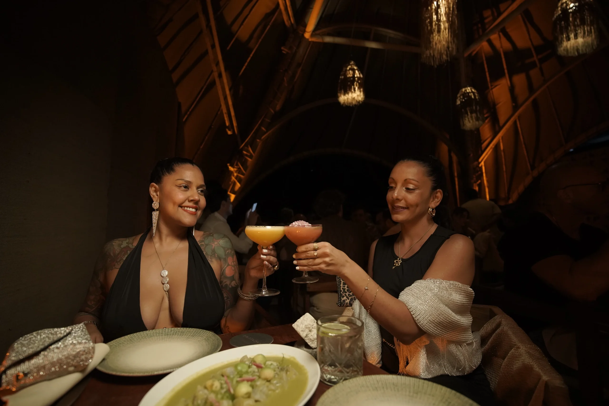 Sun and Flower brindando en una cena luxury en Vagalume Tulum