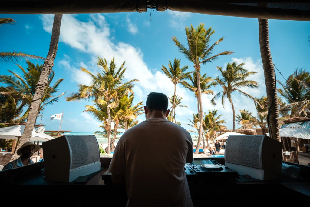 dj tocando frente el mar