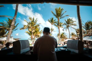dj tocando frente el mar