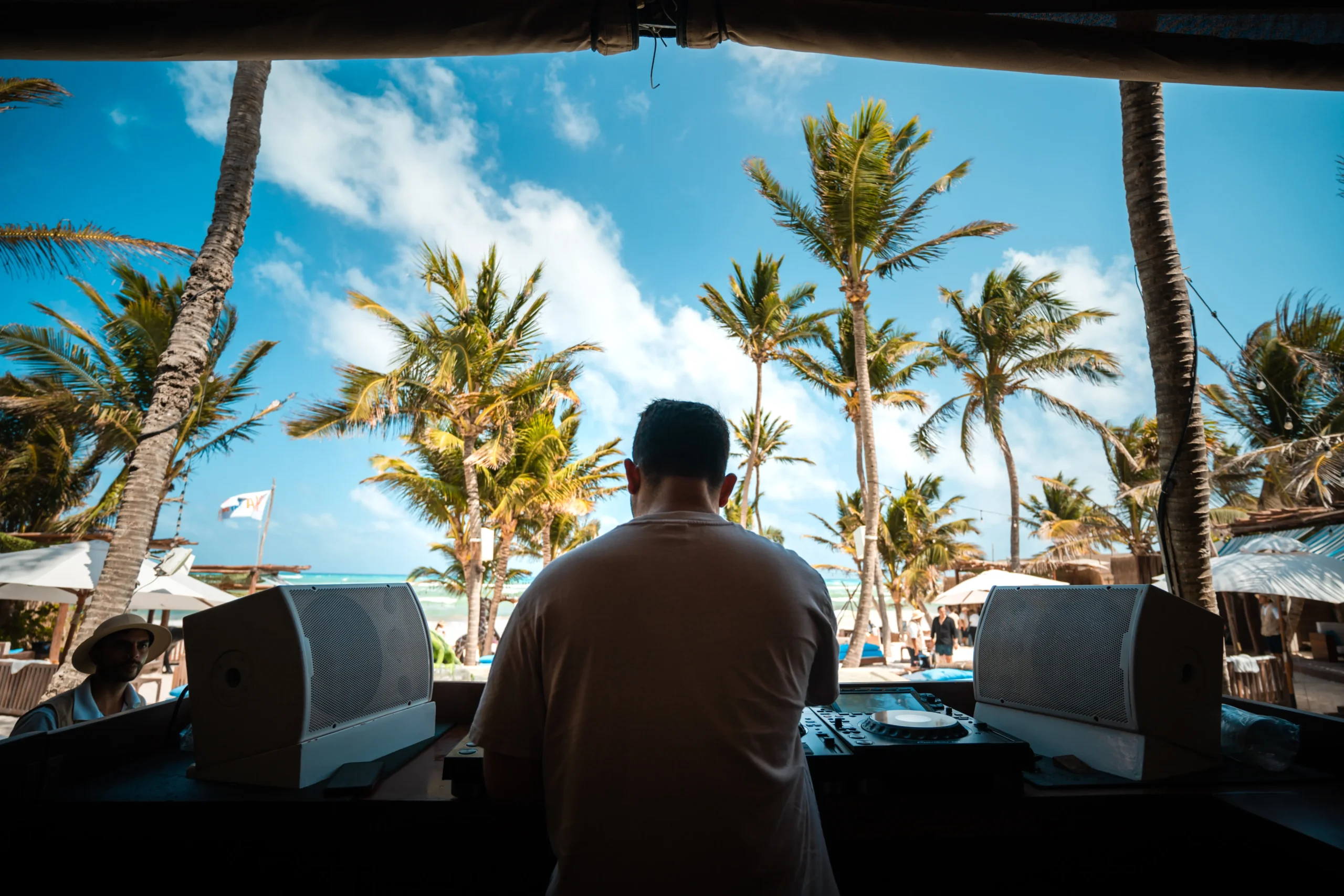 dj tocando frente el mar