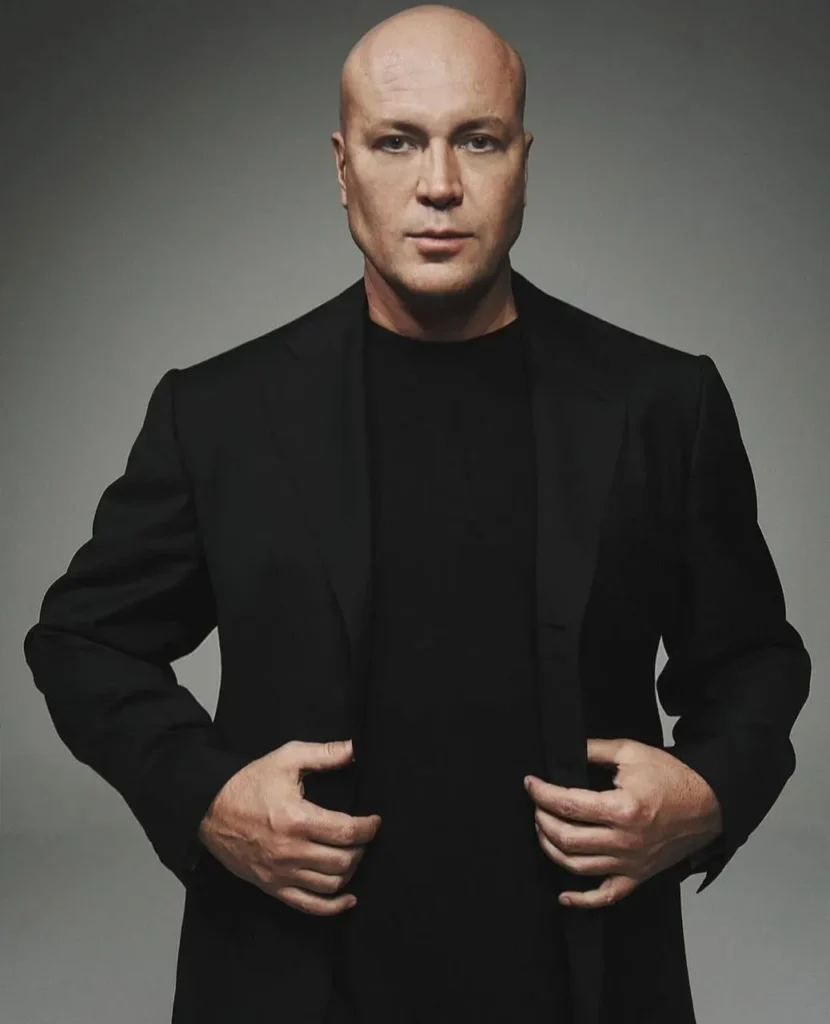 marco carola posando